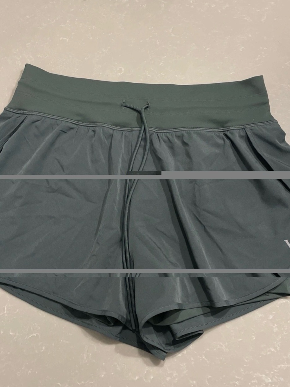 Green Vuori Daily Speed Shorts 2.5”, Women’s size Medium